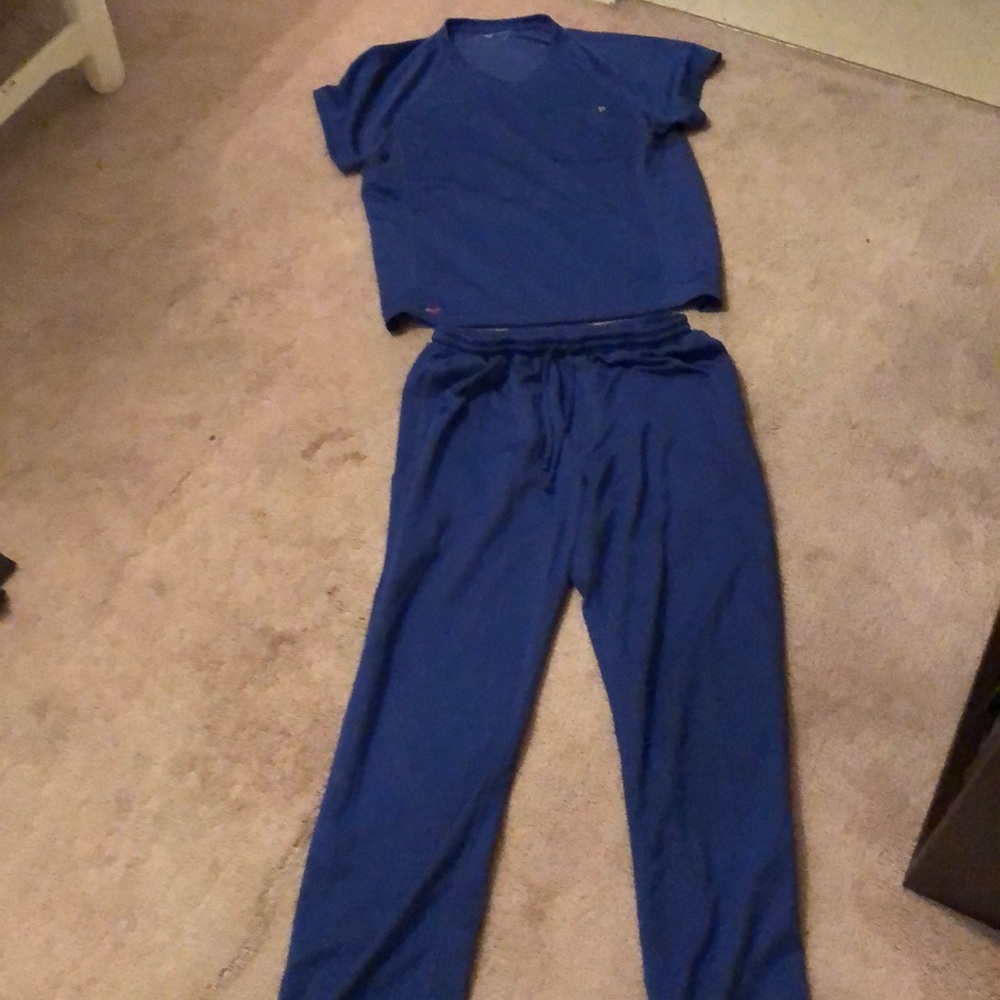 Fit scrubs set